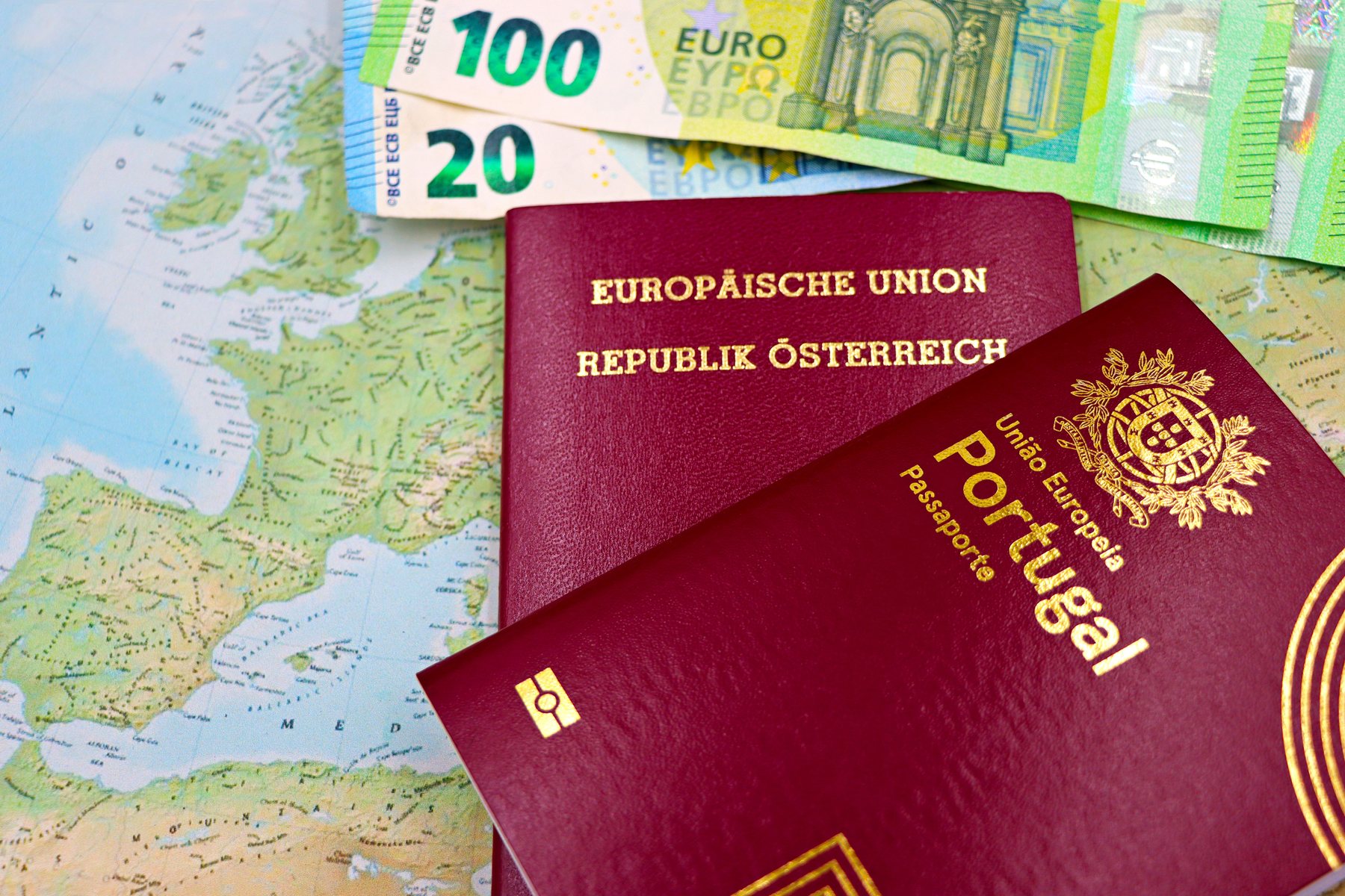Avrupa haritası üzerinde Avrupa pasaportları ve euro banknotları